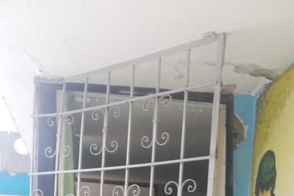 Por esta ventana habrían entrado los pillos para robar los equipos en la escuela.