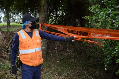 Guardaparques muestra las zanjas que hicieron los comuneros para “delimitar sus tierras”.