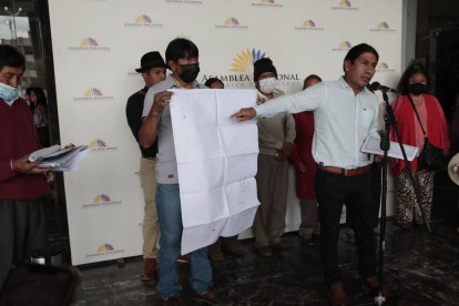 Los comuneros y Fernando Cabascango indicaron los planos de su supuesto territorio.