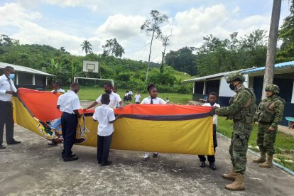 Actividad. Uniformados del Grupo de Operaciones Especiales de Selva 'Iwias' comparten con niños de Mataje Nuevo.