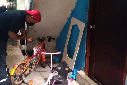 Josué acomoda los juguetes de su sobrina, de quien dijo era una niña muy alegre.