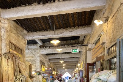 Hay toda clase de tiendas, te venden de todo.