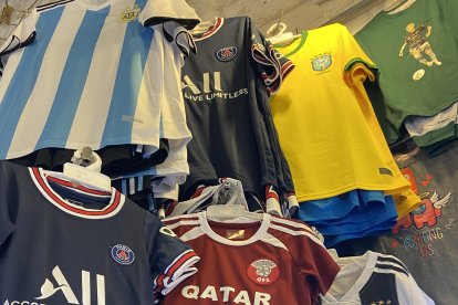 Las ventas de camisetas, no había nada del Mundial, esperan los artículos oficiales.