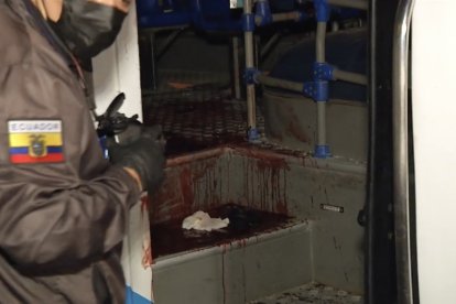 En la puerta del vehículo pesado había quedado sangre de los heridos.