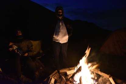 El grupo se mantuvo caliente con una fogata.