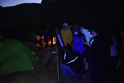 Los excursionistas utilizaron un telescopio para ver los movimientos de las luces que aparecieron.