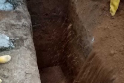 El cofre fue colocado en un espacio en la tierra.