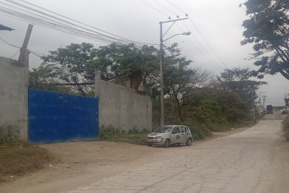 Un carro de OIAT fuera de la bodega.
