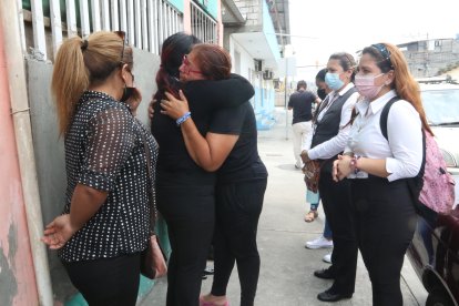 Una comitiva de la Unidad Educativa Dante Alighieri se hizo presente. Allí estudiaba  Adelayda.