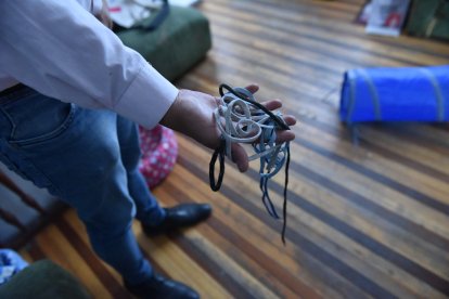 La víctima muestra los cordones con los que los maniataron.