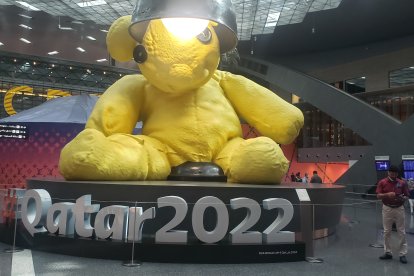 La mascota del Mundial en tamaño gigante está en el aeropuerto de Doha.