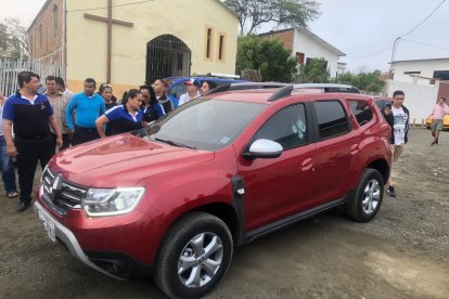 La víctima dejó a sus hijos y cuando estaba en su carro, le dispararon.