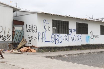 En algunas de las construcciones se pueden apreciar los grafitis de las bandas delictivas.