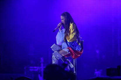 Tini se cubrió con la bandera de Ecuador para interpretar parte de su repertorio.