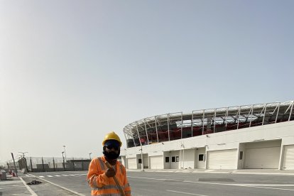 Los últimos toques en el parqueadero del estadio 974, hecho de contenedores.