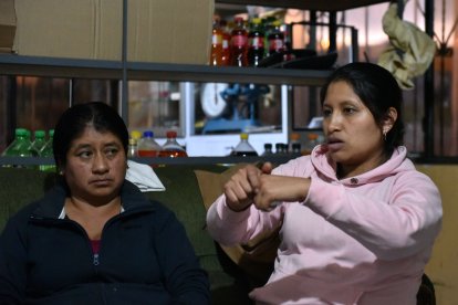Norma Yupangui (derecha) cuenta cómo su hermana fue agredida.
