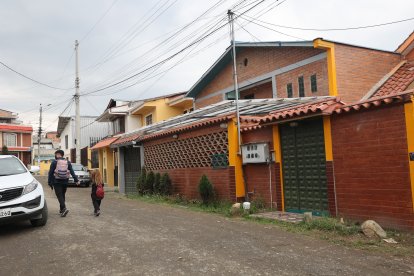 En el patio de la casa aún están los muebles de la víctima, familiares impidieron que se los llevaran.