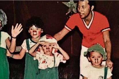 Steven y sus hermanos en una de las    actuaciones como los payasitos del circo.