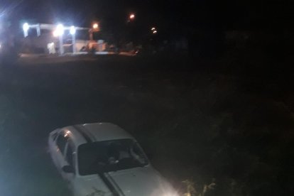 En una cuneta terminó el automóvil en el que se transportaban Édison y José.