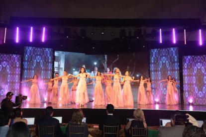La primera aparición de las 18 candidatas estuvo acompañada de una coreografía.