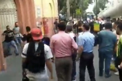 La pelea del sábado 27 se dio al pie de la iglesia.