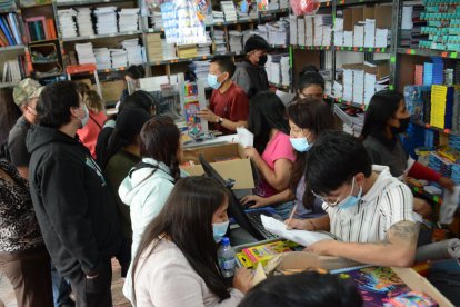Las  papelerías estuvieron llenas durante el fin de semana.