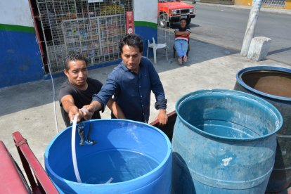 Entre ‘panas’ buscan la solución a la falta del líquido vital.