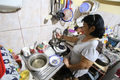 En los hogares, hasta los platos se quedaron sucios por el corte del servicio.