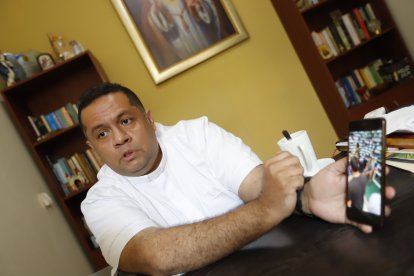 El padre Roberto Rodríguez es bien ‘parado’. Ha estado dos años frente a la congregación.