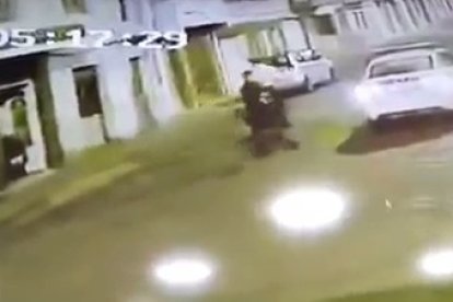 Una cámara de seguridad grabó la salida y llegada de los agentes. Se le sustrajeron varias pertenencias a la víctima.