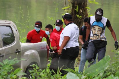 Los cuerpos fueron sacados del río para realizarle los exámenes forenses