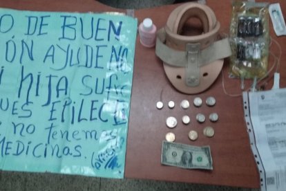 Este cartel y un collarín (que la adolescente de 15 años tenía en su cuello) son parte de las evidencias.