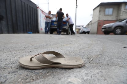 La zapatilla que llevaba María Sánchez quedó manchada con su sangre.