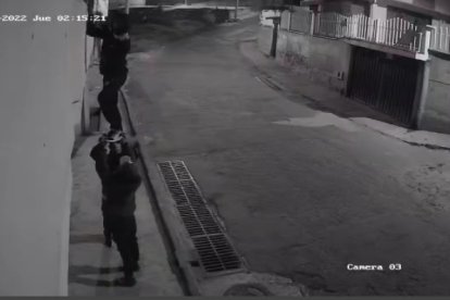 Un grupo de  delincuentes fue grabado mientras intentaba ingresar a una casa.