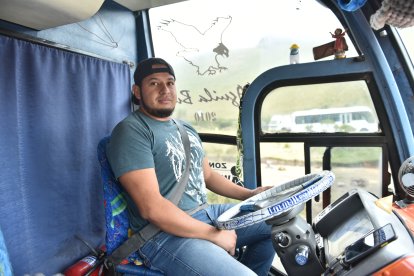 El transportista Diego Erazo lleva a grupos de personas a lugares donde puedan tener avistamientos de ovnis.