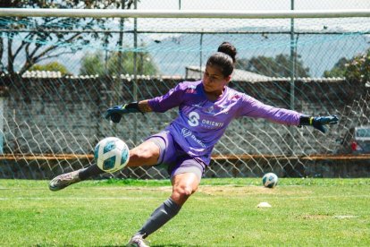 La golera  Andrea Vera es uno de los pilares de Ñañas y su gran campaña en el torneo.