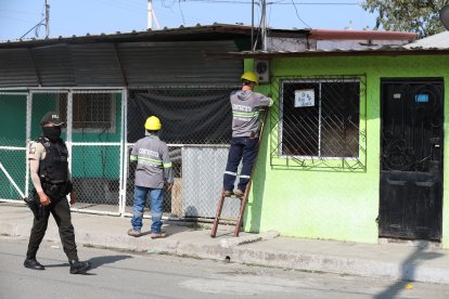 Instante en que los cables eran quitados de los medidores para cortar el suministro.