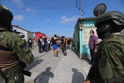 La intención del operativo policial y militar era ‘limpiar’ las paredes y bordillos grafiteados.