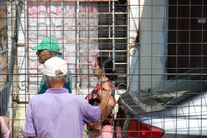 Esta pareja de adultos mayores afirma que debe más de $ 300 en luz.