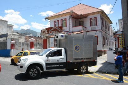 El cuerpo del policía fue retirado por la ambulancia de Medicina Legal.