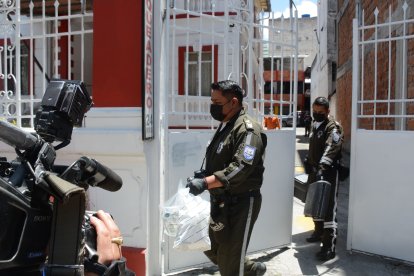 Agentes de Criminalística sacaron evidencias como botellas de  plástico y latas de cervezas.