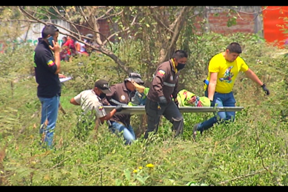 Policía levanta el cadáver del joven encontrado en este sector de Durán.