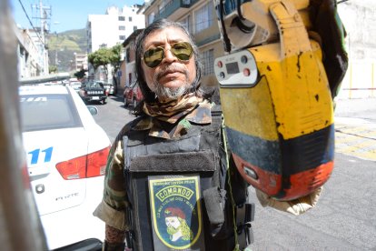 Para sus jornadas lleva consigo una radio pintada con la tricolor.