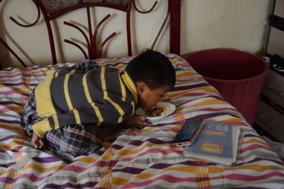 Se las arregla para comer sin la ayuda de su madre.