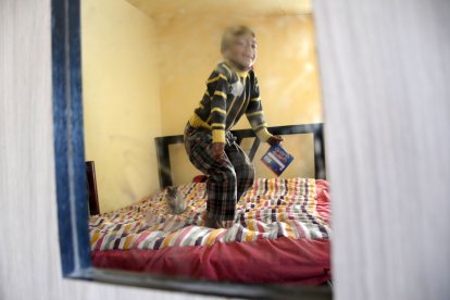 El niño perdió la movilidad en sus manos.