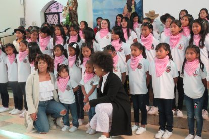 Las niñas del Hogar Manuel Galecio estuvieron felices por la visita de Neisi y Angie.