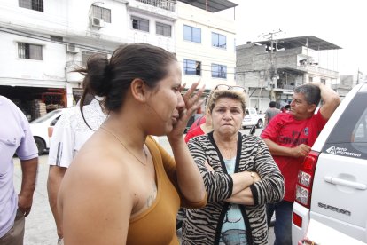 Familiares y vecinos de las víctimas estaban consternados por el doble crimen.