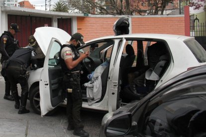 Dentro del vehículo hallaron dinero ‘trucho’.