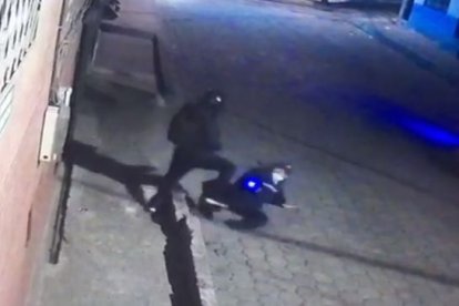 El pillo (apuntado por la flecha) ataca a Jiménez, quien no se dejó quitar las pertenencias.