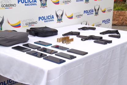 Entre las evidencias se encontraban cuatro armas con 70 municiones de 9mm.